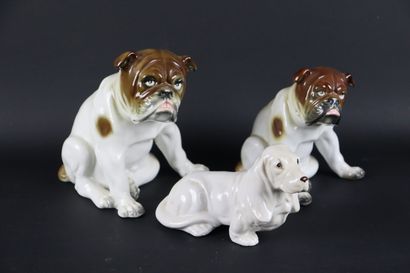 null Réunion de trois statues en porcelaine polychrome représentant un basset et...