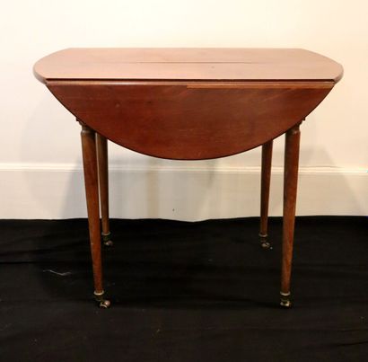 null Table circulaire en bois naturel à deux volets, reposant sur pieds à roulettes.

XIXème...