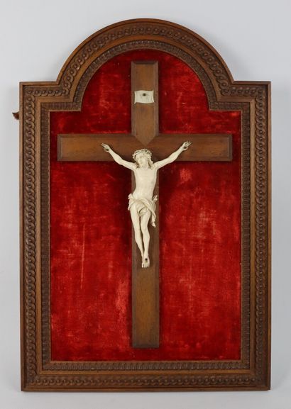 null Crucifix en ivoire sculpté.

H_16 cm.

Cadre en chêne

H_49,5 cm L_33,5 cm,...