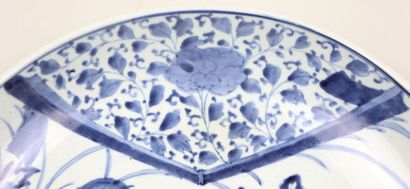 null JAPON, XVIIIème siècle.

Grande coupe en porcelaine blanc-bleu.

A décor de...