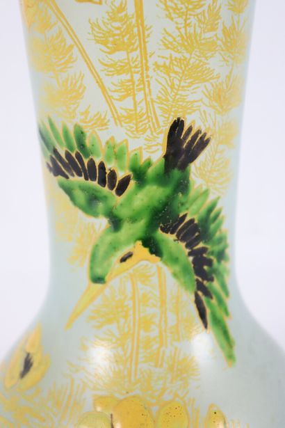 null LEGRAS.

Vase en verre émaillé à décor d'un oiseau branché.

Vers 1900.

H_26,5...