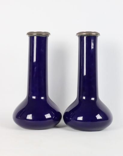 null Paire de vases à haut col en porcelaine bleue façon Sèvres, monture en argent....