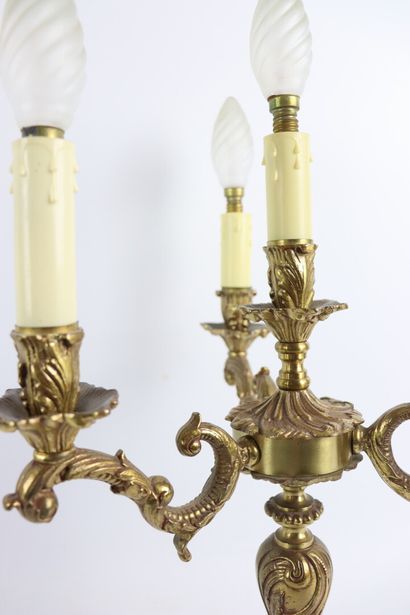 null Paire de chandeliers en bronze à quatre lumières, à décor de treillis, rinceaux,...