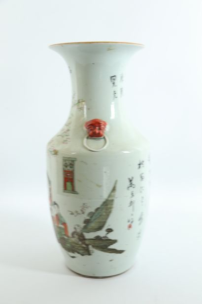null CHINE.

Vase en porcelaine à décor polychrome de personnages.

Vers 1900.

H_42.5...
