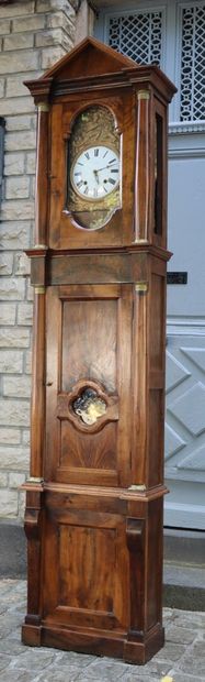 null Horloge comtoise en bois naturel et bronze doré à décor architecturé de colonnes...