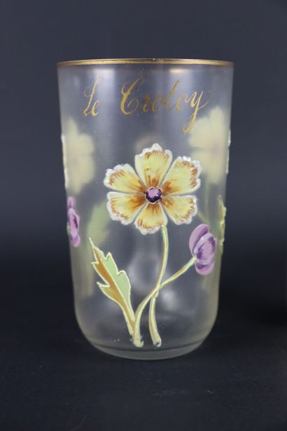 null Ensemble d'une tasse et d'un verre en verre émaillé polychrome à décor floral....