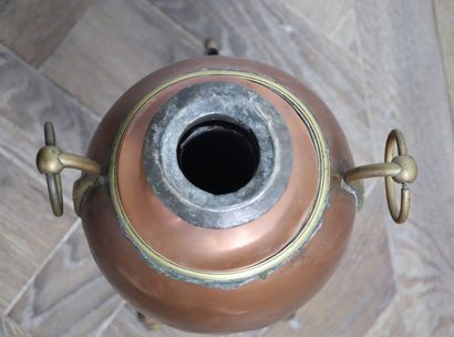 null Fontaine à eau chaude en cuivre et laiton.

Elle présente deux anses à anneaux...