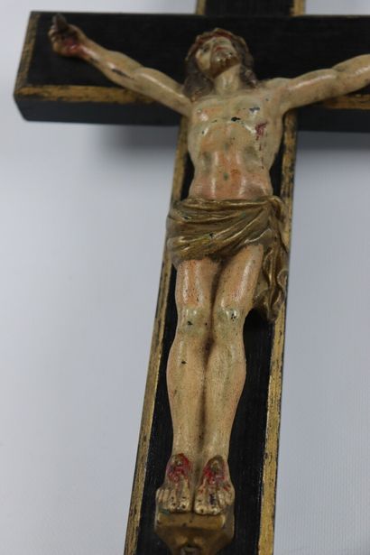 null Christ en croix.

Sculpture en fonte polychrome, montée sur une croix en bois...