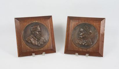 null Eugène MARIOTON (1854-1933).

Couple.

Paire de plaques en cuivre à patine bronze,...