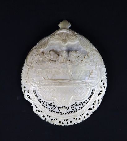 null Coquille en nacre sculptée et ajourée représentant la Cène.

XIXème siècle.

H_13...