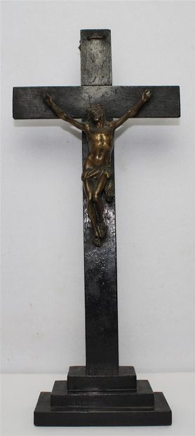 null Christ ancien en croix en bronze à patine brune, la croix en bois noirci.

Le...