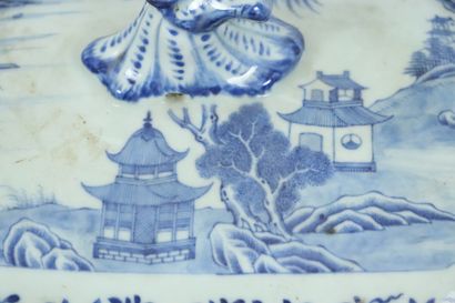 null CHINE.

Terrine en porcelaine à décor en camaïeu bleu à décor de pagodes, les...