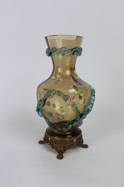 null Auguste JEAN (1830-1890), attribué à.

Vase en verre émaillé et applications...