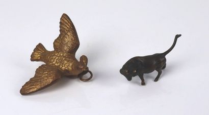 null Deux statuettes animalières en bronze.

Une colombe et un taureau.

L_ 6,5 cm...