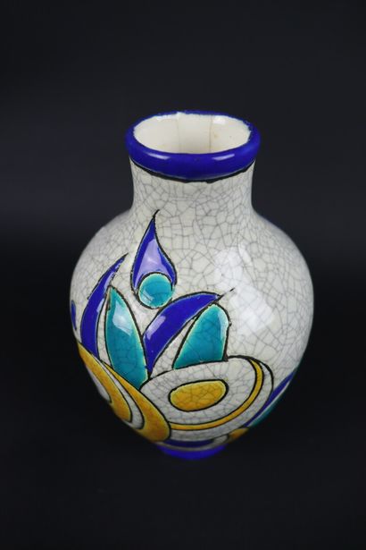 null BOCH LA LOUVIERE.

Vase à décor de fleurs polychromes stylisées.

Art Déco.

H_16...