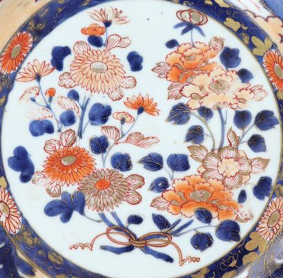 null JAPON, XVIIIème siècle.

Plat en porcelaine Imari.

La bordure lobée, à décor...