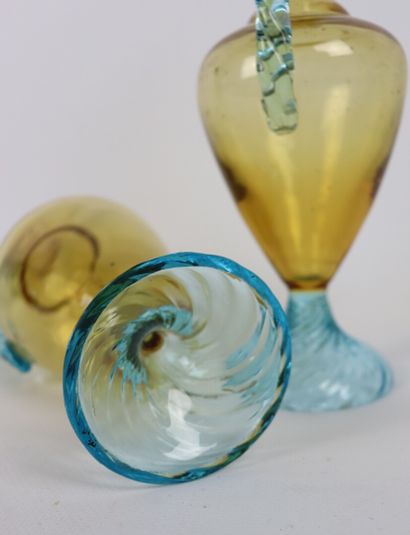 null Paire d'aiguières en verre jaune et bleu, modèle dit Georges Sand.

H_23 cm,...