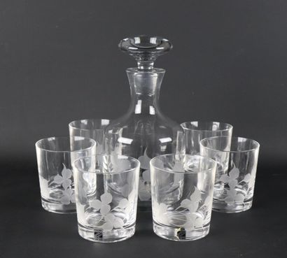 null Service à Whisky en cristal comprenant six verres et une carafe à décor gravé...