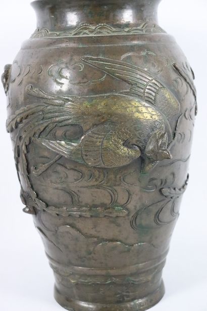 null JAPON, époque Meiji. 

Paire de vases en bronze à patine brune à décor de phénix

marque...