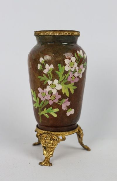 null MONTIGNY SUR LOING. 

Petit vase en faïence à décor de fleurs sur fond marron,...