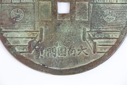 null CHINE.

Importante reproduction de monnaie en bronze ornée à l'avers de quatre...