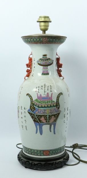 null CHINE.

Vase en porcelaine à décor polychrome de brûle-parfum.

Fin du XIXème...