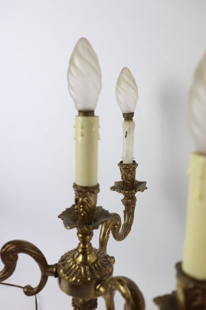 null Paire de chandeliers en bronze à quatre lumières, à décor de treillis, rinceaux,...