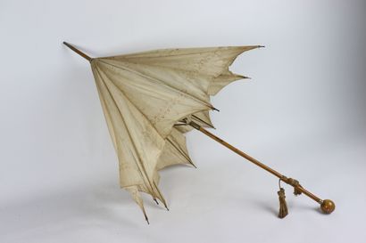 null Réunion de quatre ombrelles comprenant :

- une ombrelle en papier à décor polychrome...