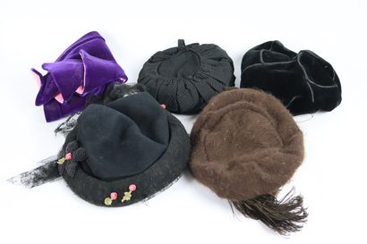 null Réunion de vingt chapeaux et coiffes dans divers tissus et matériaux dont plumes,...