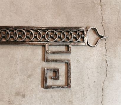null Wrought iron key, probably a locksmith's sign.

L_98 cm