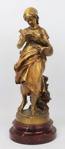 null Mathurin MOREAU (1822-1912).

La Liseuse.

Statue en bronze à patine dorée reposant...