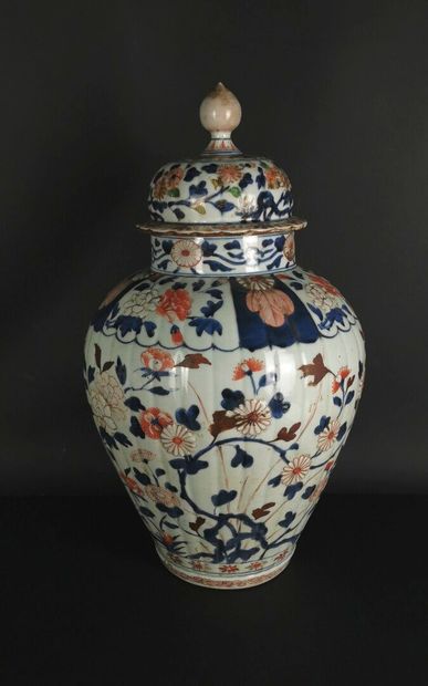  JAPON. 
Vase et un couvercle en porcelaine...