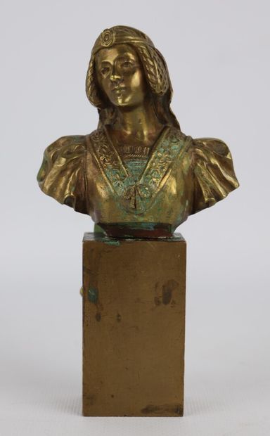 null A. OUVET, around 1900.

Bust of a woman.

Statuette in gilded bronze, signed.

H_15,7...