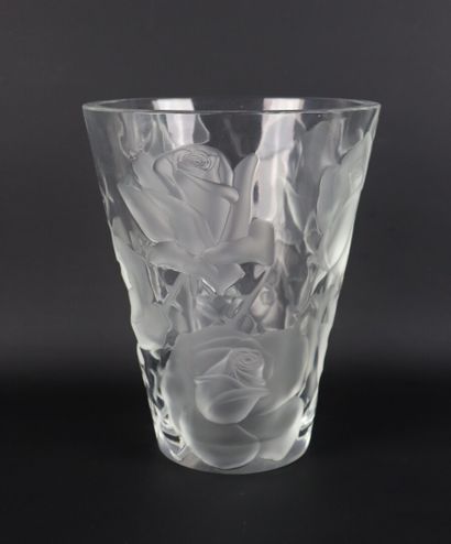 null LALIQUE France.

A frosted crystal vase with roses decoration, "Ispahan" model.

Signed...