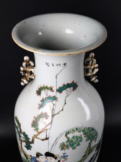 null CHINE, XXème.

Vase balustre en porcelaine à décor polychrome de personnages...
