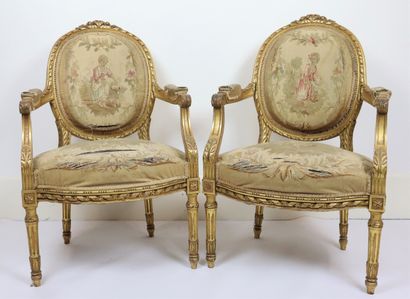 null Gilded wood living room furniture, medallion back and covered with Aubusson...