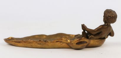 null Coupe vide-poches en bronze doré à décor d'un amour sur des flots.

Fin du XIXème...