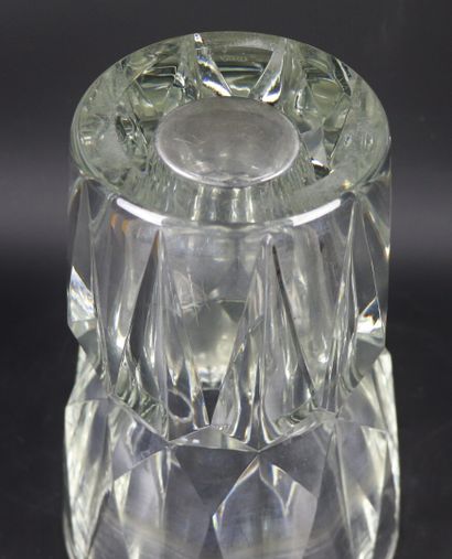 null SAINT-LOUIS. 

Vase de forme évasée en cristal taillé de motifs géométriques....
