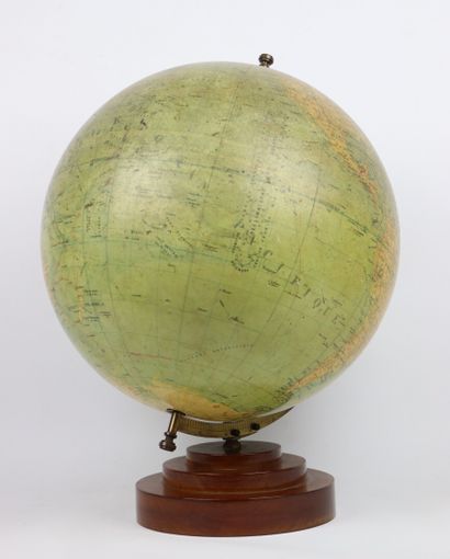 null 
Globe terrestre, dressé par Edmond Dubail et édité par G. Thomas.




Fin du...