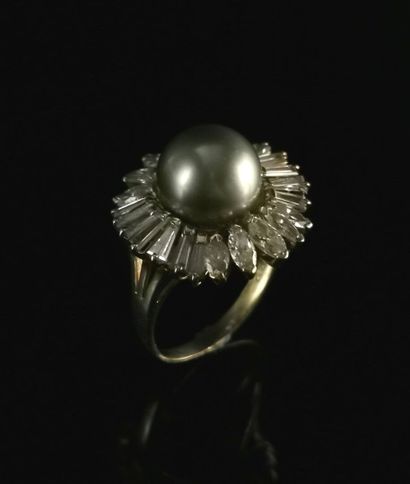 null Bague en or jaune "jupon" ornée d'une perle de Tahiti entourée de diamants tailles...