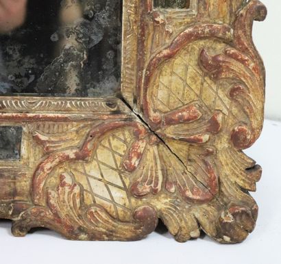 null Carved and gilded wood mirror.

The pediment is made of oak branches and bouquets.

18th...