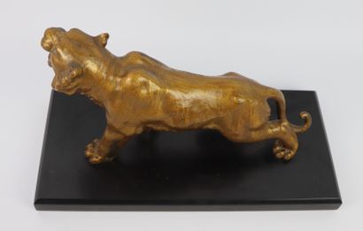 null JAPAN, 20th century

Roaring tiger. 

Bronze with golden patina, signed, on...