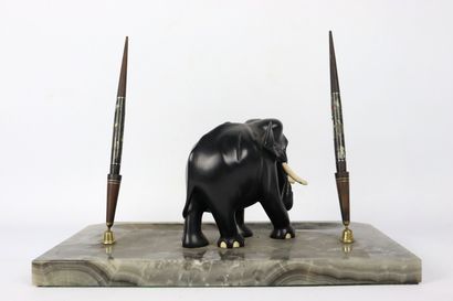 null Porte-plumes en onyx supportant une sculpture d'éléphant en ébène et défense...