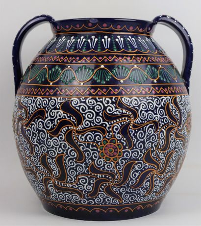 null QUIMPER, la Hubaudière.

Important polychrome earthenware vase decorated with...