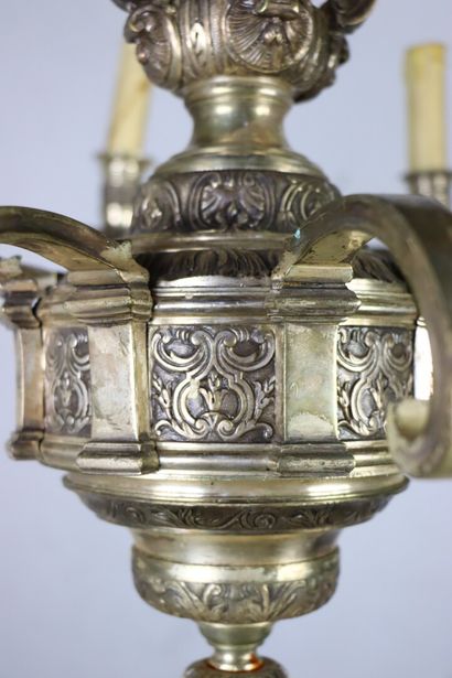 null Lustre en bronze argenté à décor de quatre amours. 

Style Louis XIV.

H_51...