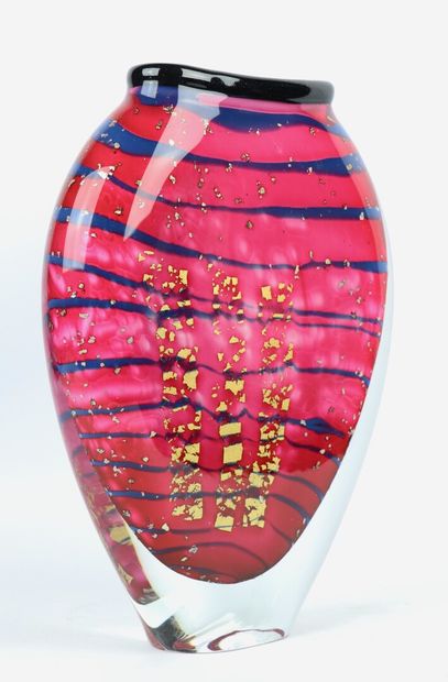 null Alain GUILLOT (né en 1948).

Vase méplat en verre à panse aplatie à décor intercalaire...