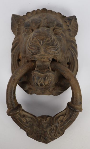 null Important heurtoir en fonte à décor d'un mufle de lion retenant un anneau à...