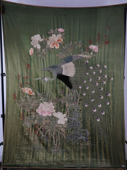 null JAPON.

Broderie sur soie à décor d'un paon dans une végétation fleurie. 

Vers...
