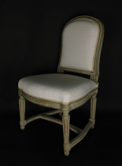 null Moulded and carved wooden chair, lacquered.

Fluted legs connected by a spacer.

Stamped...