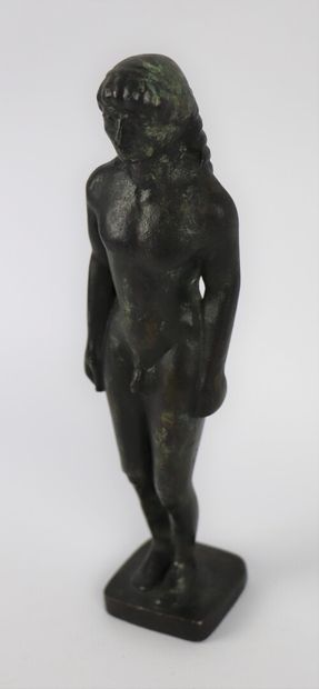 null D'après l'Antique. 

Statue en bronze à patine antique représentant un jeune...